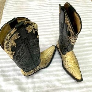 Women’s snake skin boots. Size 5